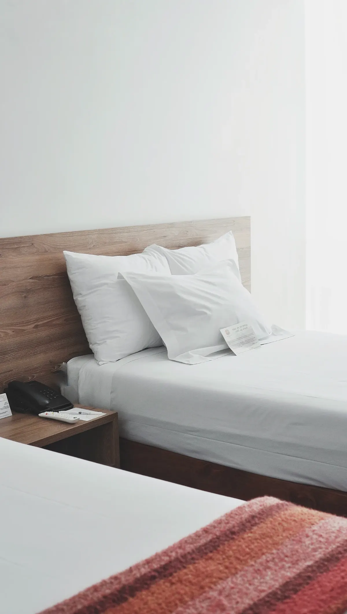 Lit fait et coussins placés selon le modèle photo de l'appartement