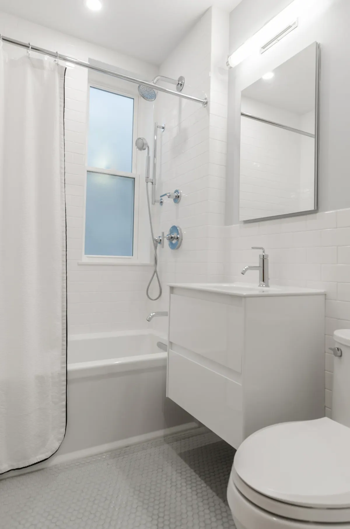 Salle de bain blanche impeccable après le ménage Airbnb