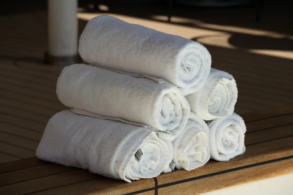 Serviettes blanches roulées prêtes pour l'arrivée des voyageurs
